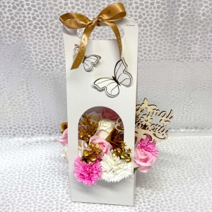 Aranjament floral Butterfly, cu trandafiri si garoafe din sapun, plante decorative, cu topper " Cea mai buna sora", in cos deosebit cu toarte, Alb