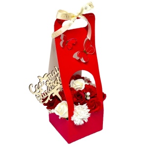 Aranjament floral Butterfly, cu trandafiri si garoafe din sapun, plante decorative, cu topper " Cea mai buna sotie ", in cos deosebit cu toarte, Rosu