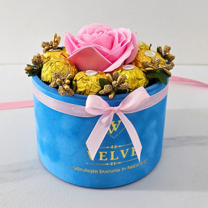 Aranjament floral Chocolate Rose cu un trandafir de sapun, stamine aurii si opt praline Ferrero Rocher, in cutie de catifea 4