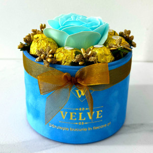 Aranjament floral Chocolate Rose cu un trandafir de sapun, stamine aurii si opt praline Ferrero Rocher, in cutie albastra cu catifea, Albastru glaciar
