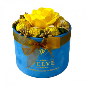 Aranjament floral Chocolate Rose cu un trandafir de sapun, stamine aurii si 8 praline Ferrero Rocher, in cutie albastra cu catifea, Galben - Img 6