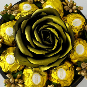 Aranjament floral Chocolate Rose cu un trandafir de sapun, stamine aurii si opt praline Ferrero Rocher, in cutie neagra cu catifea, Auriu 3