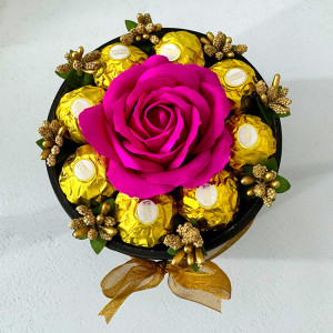 Aranjament floral Chocolate Rose cu un trandafir de sapun, stamine aurii si opt praline Ferrero Rocher, in cutie neagra cu catifea, Fucsia 1
