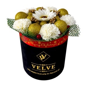 Aranjament Floral Christmas Gold, cu flori albe, globuri aurii si decoratiuni festive, in cutie de catifea neagra