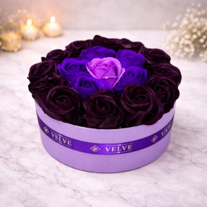 Aranjament floral Color Me Roses, in cutie rotunda, cu 19 trandafiri din sapun, Mov - Lila