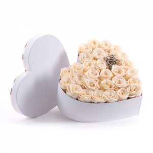 Aranjament floral crem in cutie inima alba cu trandafiri sapun
