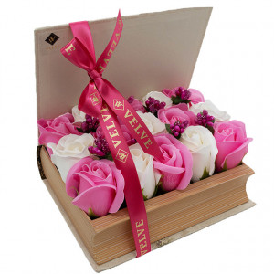 Aranjament floral cu 15 trandafiri din sapun, in cutie tip carte, cu flori roz si alb