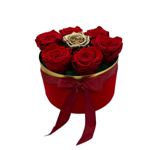 Aranjament floral in cutie rotinda de catifea