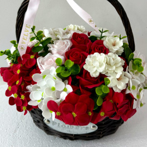 Aranjament floral cu trandafiri de sapun, hortensii si flori de cires in cosulet impletit - Img 4