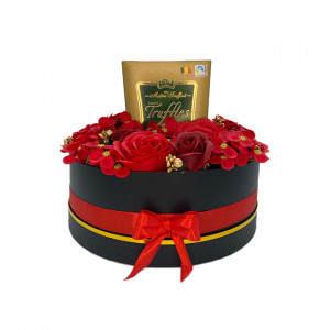 Aranjament floral cu trandafiri de sapun, hortensii si praline de ciocolata, Amelia