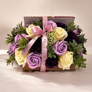 Aranjament floral cu trandafiri de sapun si plante decorative, in cutie tip carte, Mov- Crem