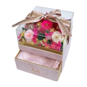 Aranjament floral de lux cu 11 trandafiri criogenati, cutie patrata din catifea roz pudrat cu sertar si capac din plexiglas - Img 2