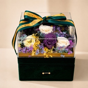 Aranjament floral de lux cu 11 trandafiri criogenati in cutie patrata din catifea verde cu sertar si capac din plexiglas - Img 4
