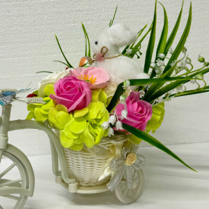 Aranjament floral de Paste Bunny Bicycle in cosulet bicicleta cu trandafiri si hortensii din sapun - Img 3
