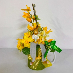 Aranjament floral Easter cu iepuras decorativ si flori artizanale, in cana de ceramica, galben-alb