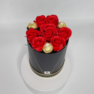 Aranjament floral Desire in cutie inalta cu 9 trandafiri rosii si aurii si Praline