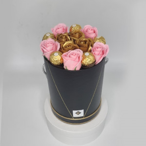 Aranjament floral Desire in cutie inalta cu 9 trandafiri roz si aurii si Praline