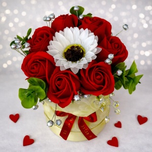 Aranjament floral din săpun cu trandafiri și floare tip margaretă – cadou elegant cu accente argintii - Img 2
