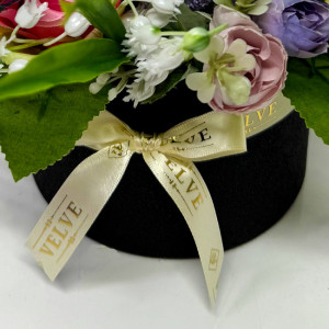 Aranjament floral Easter, decoratiune iepure, 3 oua decorative, plante verzi, trandafiri si lacramioare artificiale, in cutie rotunda neagra