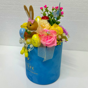 Aranjament floral Easter, decoratiune iepure, 3 oua decorative, plante verzi, trandafiri si garoafe de sapun, in cutie rotunda catifea albastra