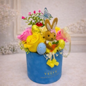 Aranjament floral Easter Bunny cu trandafiri si garoafe de sapun in cutie catifea albastra, 26 cm