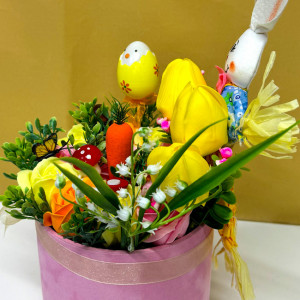 Aranjament floral Easter, decoratiune iepure, 1 ou decorativ, lacramioare si plante verzi artificiale, trandafiri, lalele de sapun, in cutie rotunda catifea roz