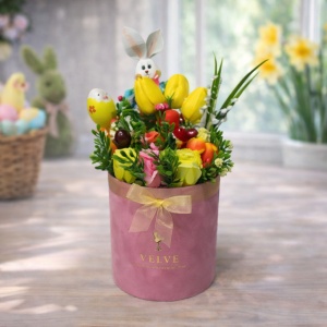 Aranjament floral Easter Bunny cu trandafiri si lalele de sapun in cutie catifea roz, 37 cm