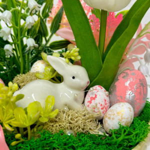 Aranjament floral Easter, decoratiune iepure, 5 oua decorative, lacramioare, lalea si eucalipt artificiale, pe pat de licheni naturali stabilizati, in cutie rotunda