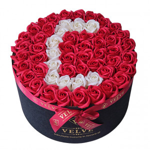 Aranjament Floral Etern personalizat cu litera C, in cutie rotunda neagra cu 55 trandafiri de sapun