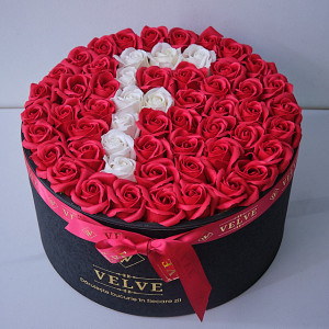 Aranjament Floral Etern personalizat cu litera F, in cutie rotunda neagra cu 55 trandafiri din sapun