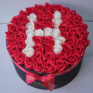 Aranjament Floral Etern personalizat cu litera H, in cutie rotunda neagra cu 55 trandafiri din sapun
