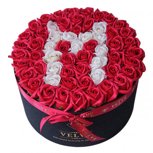 Aranjament Floral Etern personalizat cu litera M, in cutie rotunda neagra cu 55 trandafiri de sapun