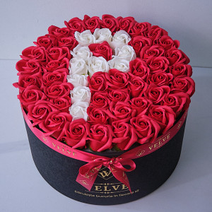 Aranjament Floral Etern personalizat cu litera P, in cutie rotunda neagra cu 55 trandafiri din sapun