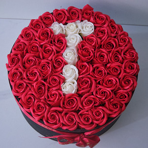Aranjament Floral Etern personalizat cu litera T, in cutie rotunda neagra cu 55 trandafiri din sapun