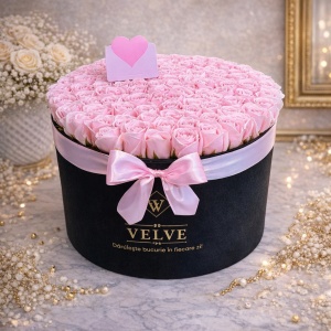 Aranjament floral gigant cu 101 trandafiri de sapun roz, in cutie premium cu panglica roz si felicitare personalizata, diametru 40 cm - Img 4