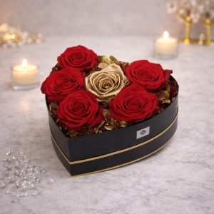 Aranjament floral Glame in forma de inima, cu sapte trandafiri criogenati, rosu/gold