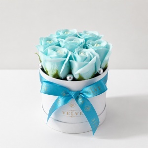 Aranjament floral Glamour Double Color cu 7 trandafiri de sapun bicolor, in cutie rotunda, 16x11 cm, Bleu-Alb - Img 6