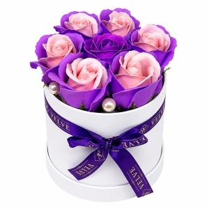 Aranjament floral Glamour Double Color cu 7 trandafiri de sapun bicolor, in cutie rotunda, 16x11 cm, Mov-Roz pal