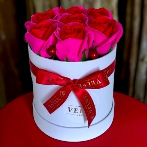 Aranjament floral Glamour Double Color, cutie rotunda cu 7 trandafiri sapun in doua culori, Fucsia-rosu - Img 4