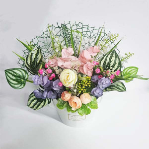 Aranjament floral in cutie alba cu trandafiri si margaritari