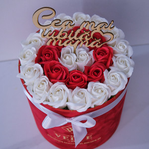 Aranjament floral in cutie rotunda rosie, cu 25 trandafiri rosii din sapun si mesaj "Cea mai iubita mama"