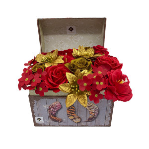 Aranjament floral in cutie tip cufar cu trandafiri, hortensii si craciunite de sapun, rosu gold