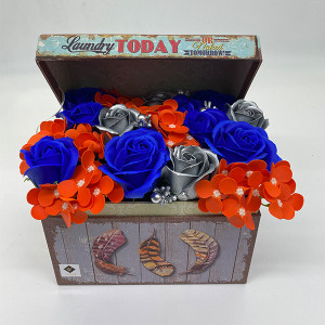 Aranjament floral in cutie tip cufar cu trandafiri si hortensii din sapun, argintiu-portocaliu-albastru
