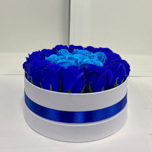 Aranjament floral in doua culori, cutie rotunda cu 21 trandafiri sapun, blue - albastru