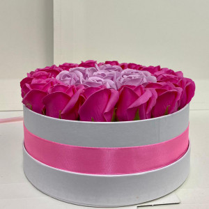 Aranjament floral in doua culori, cutie rotunda cu 21 trandafiri sapun, roz zmeura