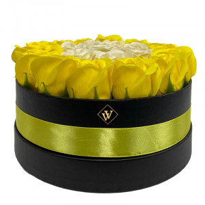 Aranjament floral in doua culori, cutie rotunda cu 23 trandafiri sapun, crem- galben