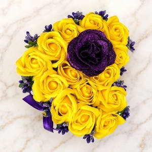 Aranjament floral in forma de inima Velvet Heart cu 15 trandafiri de sapun si accent cu sclipici, Galben - Mov - Img 4