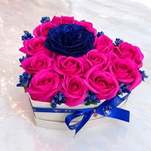 Aranjament floral in forma de inima Velvet Heart cu 15 trandafiri de sapun si accent cu sclipici, Fucsia - Albastru - Img 3