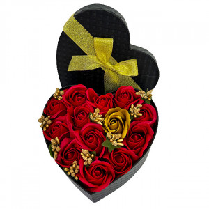 Aranjament floral Intimissimo, 13 trandafiri de sapun rosii/aurii, stamine artizanale, in cutie inima negru/auriu