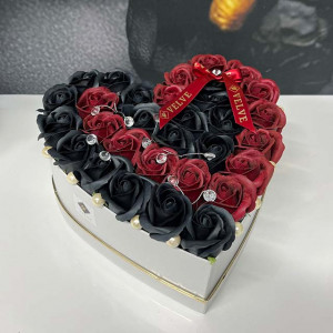 Aranjament floral Isaria din trandafiri de sapun, in doua nuante, negru-rosu